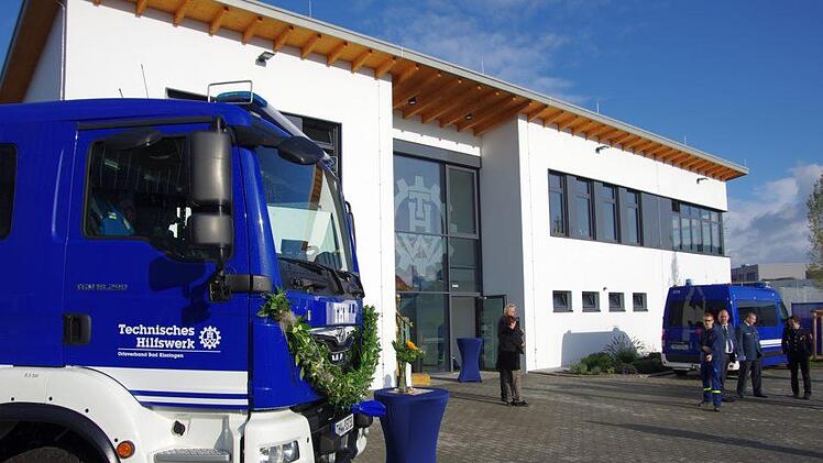 Der neue Gerätekraftwagen des THW Bad Kissingen vor dem neuen Gebäude. Klaus Werner