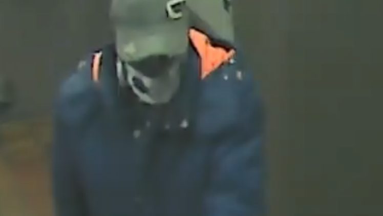 Totenkopf-Räuber in Velburg: Polizei fahndet mit Foto nach diesem Mann