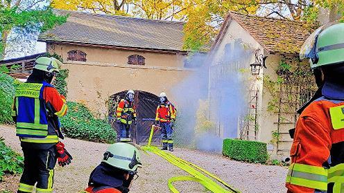 Beim Ausbildungstag der Feuerwehr Thuisbrunn wurde auch der Brand einer Gartenh&uuml;tte bei der Burg simuliert.
