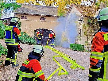 Beim Ausbildungstag der Feuerwehr Thuisbrunn wurde auch der Brand einer Gartenhütte bei der Burg simuliert.