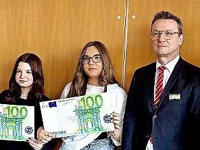 Die Siegerinnen Sophia Danzer und Tania lernutan Pacurar mit ihrer Lehrkraft C. Fuchsstadt und Vertretern der Sparkasse Bad Kissingen beim gemeinsamen Fototermin.