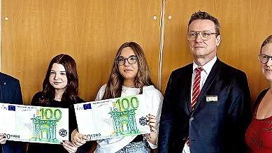 Die Siegerinnen Sophia Danzer und Tania lernutan Pacurar mit ihrer Lehrkraft C. Fuchsstadt und Vertretern der Sparkasse Bad Kissingen beim gemeinsamen Fototermin.