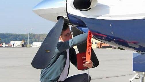 Pilot Klaus Wanjura verschließt die Ansaugstutzen, damit sie während der Wartezeit in Breslau  nicht verschmutzen.