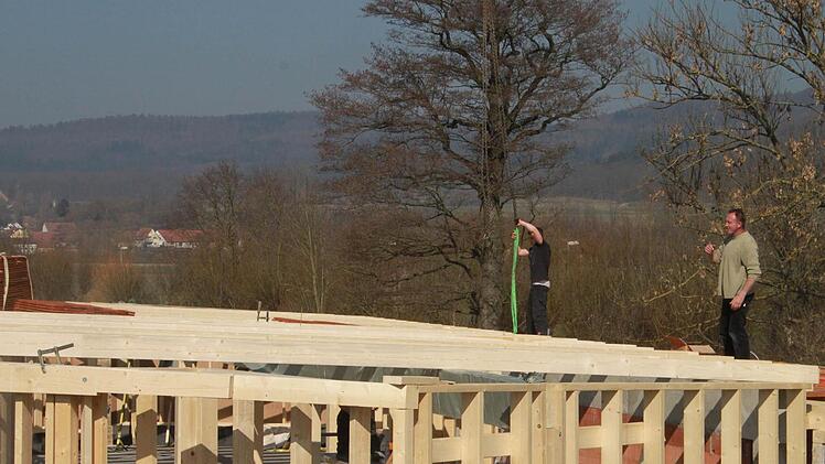 Arbeiter auf dem Dach des Ruheraum-Gebäudes