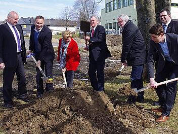 Bürgermeister Peter Ebertsch (v. l.), MdL Jürgen Baumgärtner, Bürgermeisterin Gabriele Weber, Landrat Oswald Marr, Rudolf Landmann vom Amt für Ernährung, Landwirtschaft und Forsten, Bürgermeister Peter Klinger und Arnikastadt-Netzwerkmanager Oliver Plewa beim ersten Spatenstich für den Lehr- und Schaugarten Foto: hs