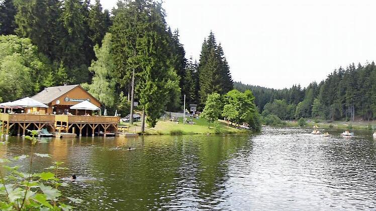 Am Ölschnitzsee am Rennsteig findet man Badespaß mitten in der Natur. Fotos: C. Pack