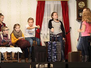 Die Jugendgruppe der Theaterfreunde Wolfersgrün bereicherte den Festakt mit dem Stück "Sommermord". Der Nachwuchs erhielt viel Beifall. Foto: Michael Wunder