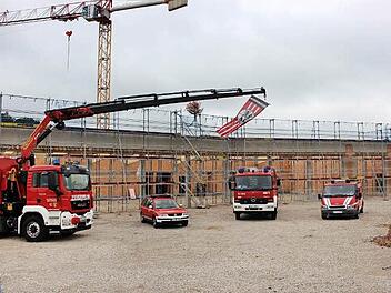 Fünfzig Meter lang ist der Neubau, der an der Straßenfront zehn Zufahrtstore hat.  Fotos: Evi Seeger