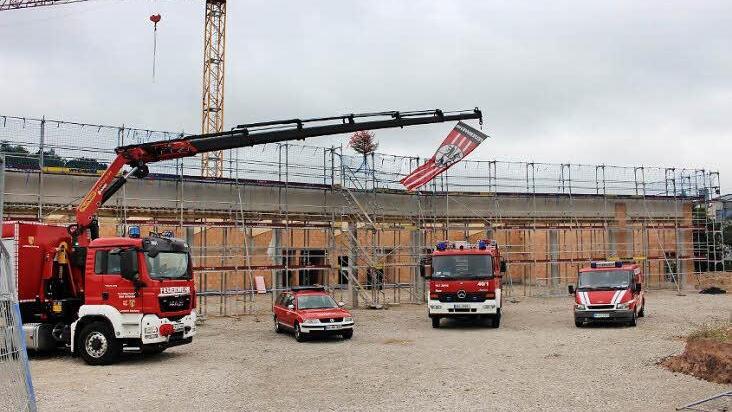 Fünfzig Meter lang ist der Neubau, der an der Straßenfront zehn Zufahrtstore hat.  Fotos: Evi Seeger