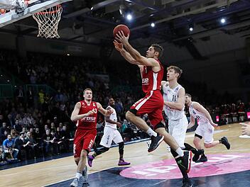 Am zweiten Weihnachtsfeiertag gewinnt der Tabellenzweite Brose Bamberg gegen den Tabellenvierten Medi Bayreuth. Jump in der ausverkauften Oberfrankenhalle in Bayreuth war um 15.15 Uhr. Foto: Daniel L&ouml;b