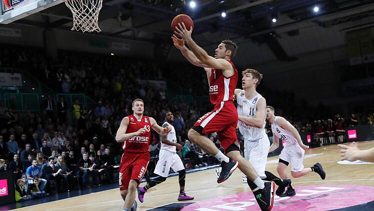 Am zweiten Weihnachtsfeiertag gewinnt der Tabellenzweite Brose Bamberg gegen den Tabellenvierten Medi Bayreuth. Jump in der ausverkauften Oberfrankenhalle in Bayreuth war um 15.15 Uhr. Foto: Daniel L&ouml;b