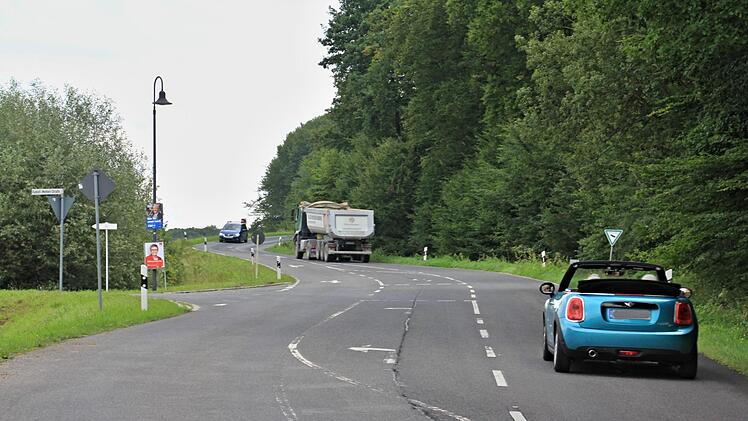 An der Einmündung zum Baugebiet Mannlehen: Die HAS 51 führt weiter geraudeaus Richtung Gleusdorf. Foto: Helmut Will