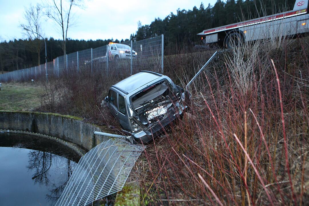 Auto stürzt nach Auffahrunfall bei Ansbach beinahe in Klärbecken