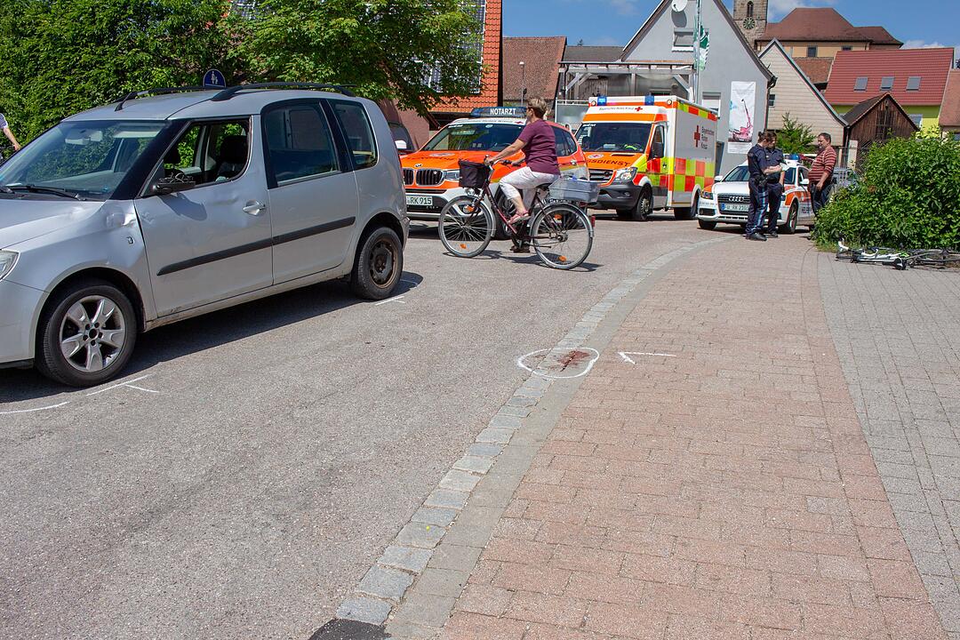 Radfahrer hat Glück im Unglück nach Kollision mit Auto