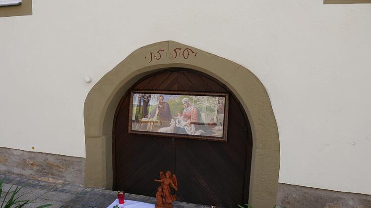 Zur Schwedenprozession wird der Prozessionsweg von Anwohnern festlich mit Blumen und Mariendarstelungen geschmückt.Heike Beudert