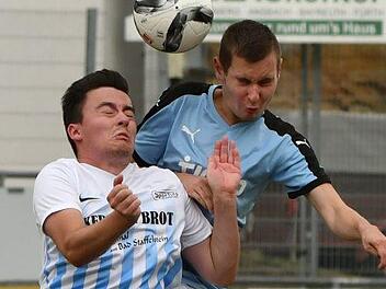 Der Obermainer Fabian Milach (rechts) und der Trieber Steffen Edelmann im Kopfballduell Foto: Gunther Czepera