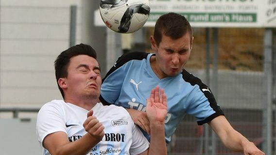 Der Obermainer Fabian Milach (rechts) und der Trieber Steffen Edelmann im Kopfballduell Foto: Gunther Czepera