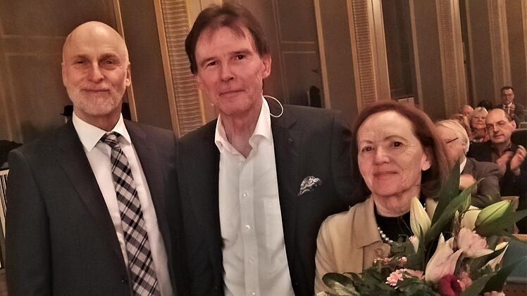 Oberbürgermeister Kay Blankenburg (links) bedankt sich bei Rolf und Marlies Walter für die jahrelange Forschungsarbeit