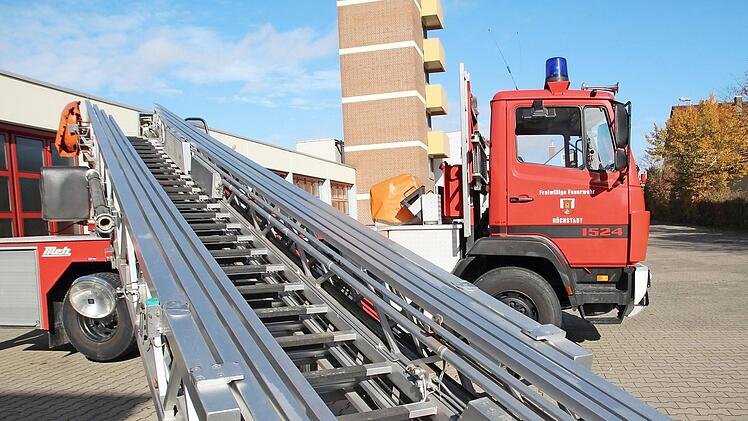 Die 27 Jahre alte Drehleiter der Höchstadter Feuerwehr hat lange genug ihren Dienst geleistet.  Fotos: Andreas Dorsch