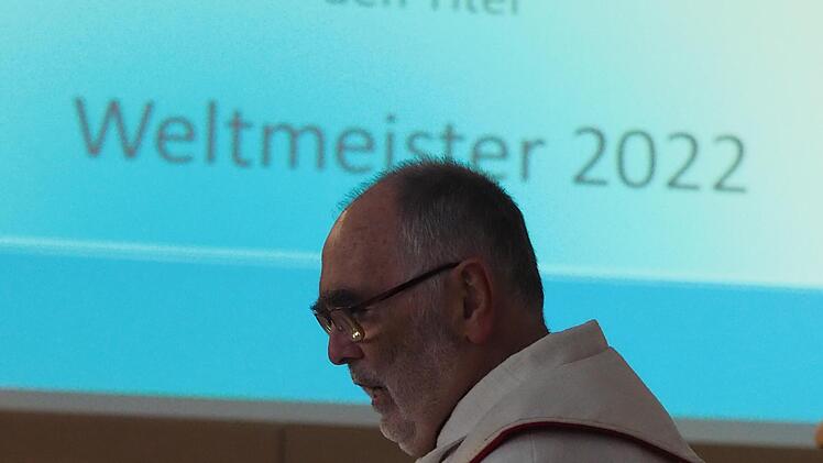 Walter Kuhn vor der Powerpoint-Präsentation. Foto: Jürgen Schmitt