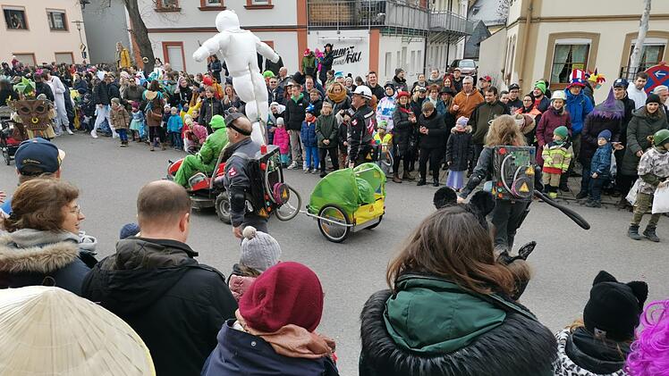 Memmelsdorf Faschingsumzug 2023: Die schönsten Bilder in der Fotostrecke - Narren holen Winnetou zurück