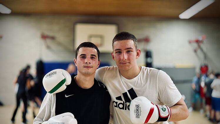 Nikita (rechts), der schon als Kind aus Russland nach Deutschland kam, und der Ukrainer Ivan lieben beide das Boxen.