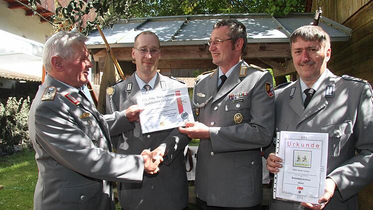 Vorsitzender Gerhard Ködel (links) von der Reservisten- und Soldatenkameradschaft Kulmbach-Plassenburg zeichnet (weiter nach rechts) Fernando Bisson, Markus Linzmaier und Günter Limmer aus.