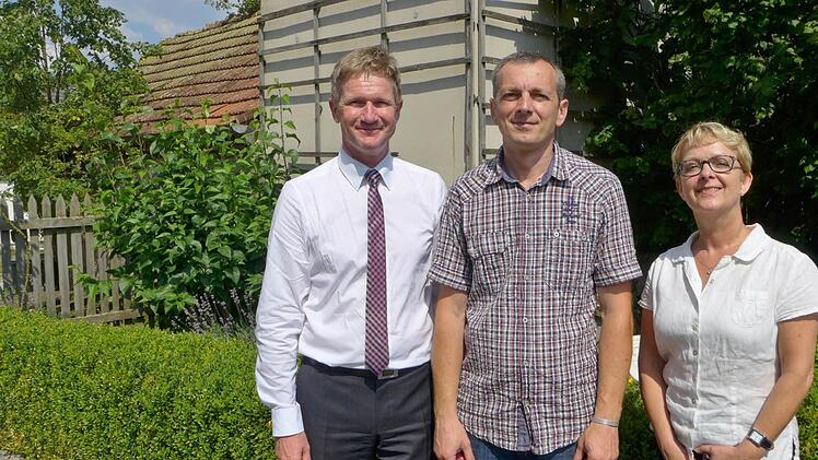 An der "Umwandlung eines klassischen Bauerngartens in eine Permakulturfläche" hat der "Bürgerarbeiter" Besic Tevzadze zum Teil selbständig mitgewirkt. Der Leiter der ZAK-Geschäftsstelle, Uwe Blos, (li.) und Bettina Stroh, Leiterin des UBIZ, gestalteten das Projekt "Bürgerarbeit" maßgeblich mit.