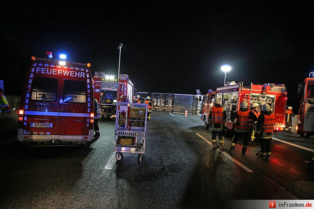 Lkw kippt um und blockiert komplette A9