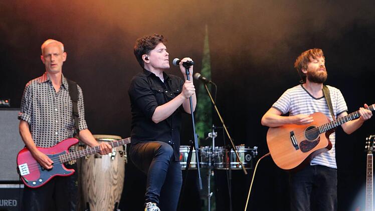 Michael Patrick Kelly zog seine Zuhörer beim Gastspiel im Rahmen des "Tambacher Sommers". Foto: Jochen Berger