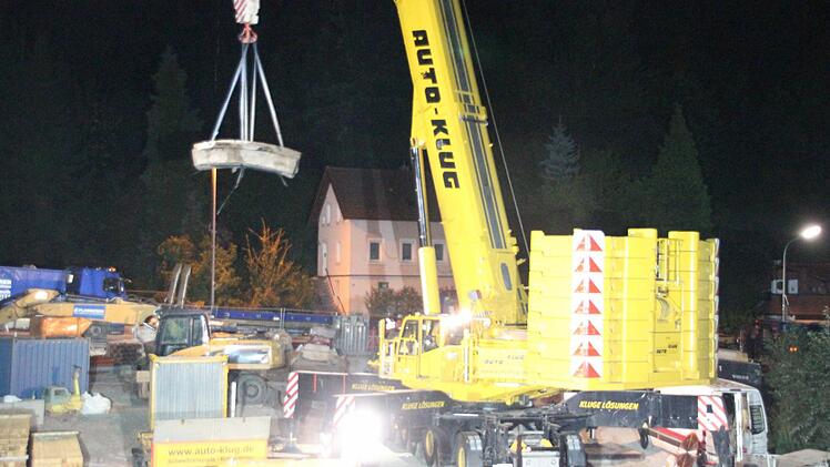 Das erste herausgesägte Betonteil wird vom 500-Tonnen-Kran zum Tieflader gehoben.  Foto: Friedwald Schedel