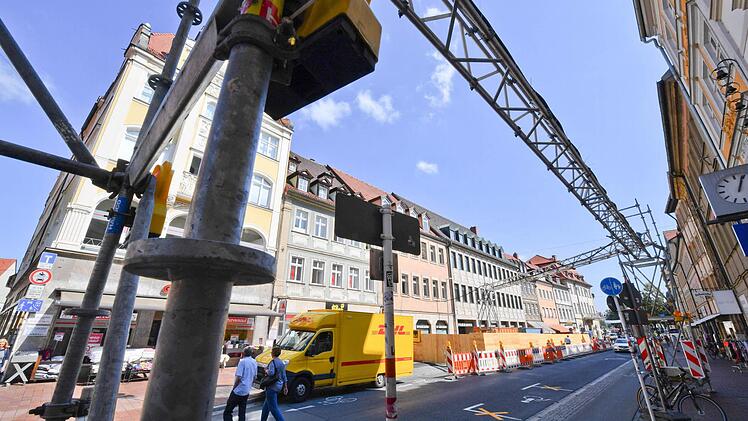 Mit Hilfe dieser Konstruktion wird eine Starkstromleitung quer über die Lange Straße zur Sparkassen-Baustelle geführt. Foto: Rinklef