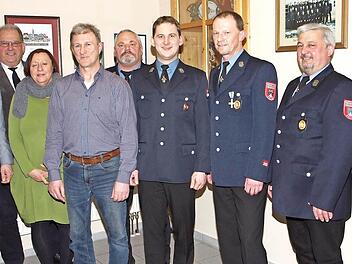 Kommandantenwahl bei der Feuerwehr Stetten (von links): Bürgermeister Andreas Hügerich, Otto Dinkel, Angelika Seidel, Eduard Meixner, bisheriger Kommandant Georg Hagel, Kommandant Alexander Ernst, stellvertretender Kommandant Günther Lamm, Vorsitzender Georg Brahmann und Johannes Zeis Foto: Alfred Thieret