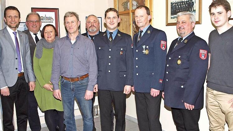 Kommandantenwahl bei der Feuerwehr Stetten (von links): Bürgermeister Andreas Hügerich, Otto Dinkel, Angelika Seidel, Eduard Meixner, bisheriger Kommandant Georg Hagel, Kommandant Alexander Ernst, stellvertretender Kommandant Günther Lamm, Vorsitzender Georg Brahmann und Johannes Zeis Foto: Alfred Thieret