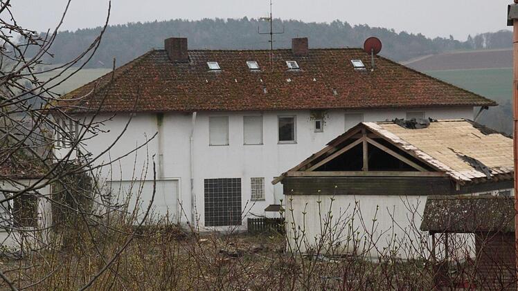 Die 700 Quadratmeter gro&szlig;e Villa verf&uuml;gt &uuml;ber ein &uuml;berdachtes Schwimmbad. Beiden hat der Sturm offensichtlich zugesetzt. Foto: Kerstin V&auml;th