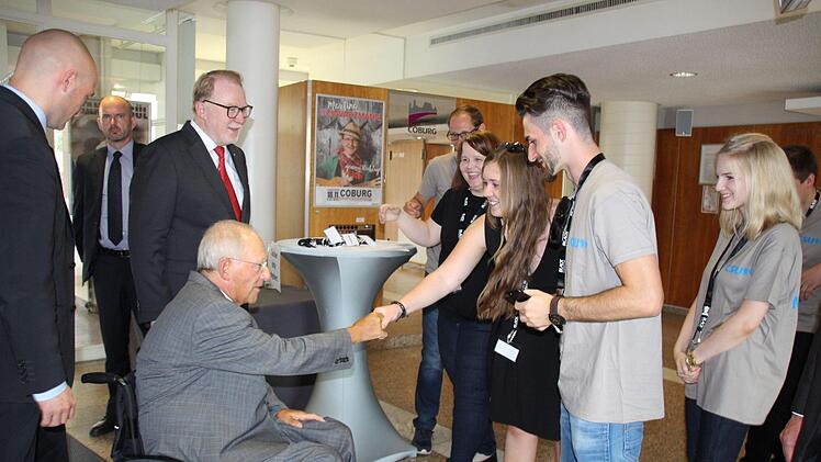 Im Foyer sprach Wolfgang Schäuble kurz mit einigen Mitgliedern der Jungen Union Foto: Oliver Schmidt