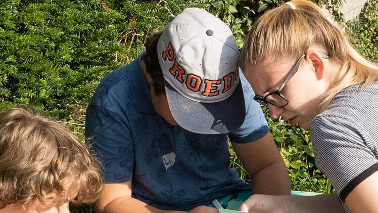 Puh, geschafft. Nach dem das Rätsel gelöst war, hieß es die richtigen Koordinaten einzugeben. Mit Unterstützung von Sarah Fleckstein hatte Jan sein GPS-Gerät voll im Griff.  Foto: Christian Ziegler