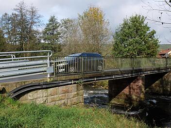Im schlechtesten Zustand in der Marktgemeinde ist die Saalebrücke in Nickersfelden. Hier sind Beschränkungen notwendig.Björn Hein