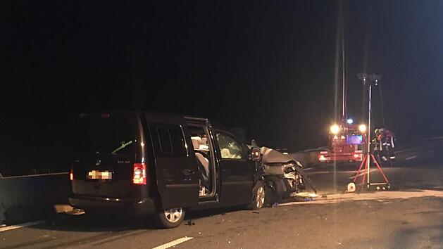 Die Frau fuhr gegen die Mittelleitplanke und kam in einer Kurve zum Stehen. Eine heranfahrende Familie sah die Frau zu sp&auml;t. Foto: NEWS5 / H&ouml;fig