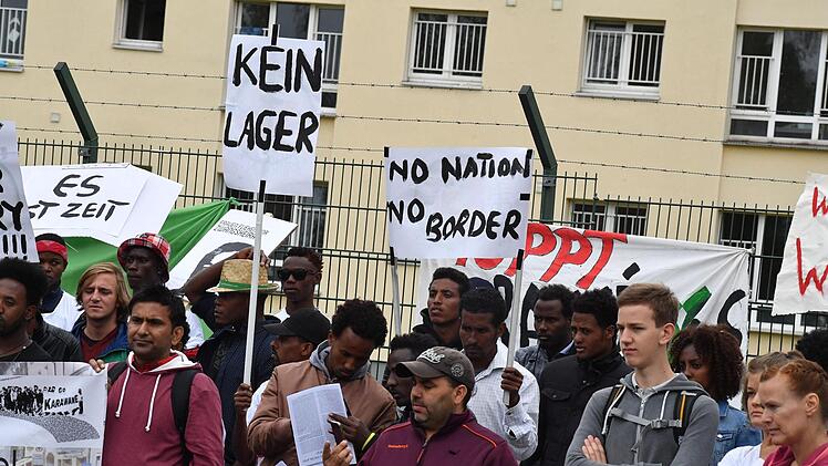 200 Menschen demonstrierten am Samstag, 23. Juni, gegen die Aufnahmeeinrichtung Oberfranken. Foto: Ronald Rinklef