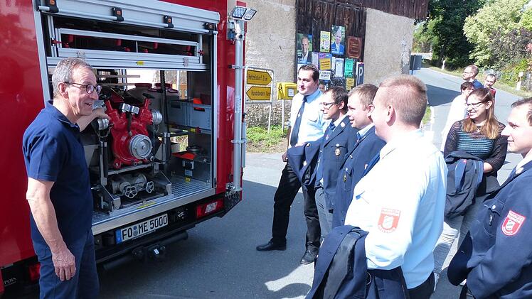 Das neue Feuerwehrfahrzeug wird vorgestellt. Foto: Feuerwehr
