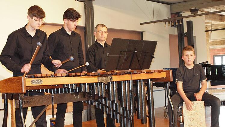 Das Percussionsensemble mit Lino Mistretta, Nick Birkner und Lehrer Vladimir Sigarev am Marimbaphon und Simon Witzgall (von links) mit dem Cajon begeisterte das Publikum mit lateinamerikanischen Klängen. Foto: Alfred Thieret