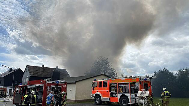 LIVE: Großbrand in Industriegebäude: Flammen lodern aus Lagerhallen