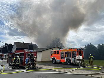 LIVE: Großbrand in Industriegebäude: Flammen lodern aus Lagerhallen