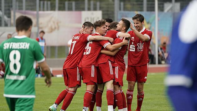 An dieses Bild haben sich die Anh&auml;nger des FC Coburg in den letzten Wochen bereits gew&ouml;hnt: Kollektiver Jubel bei den Landesliga-Kickern. Mit einer beeindruckenden Bilanz von f&uuml;nf Siegen aus den letzten sechs Spielen ist dem Team um Spielmacher Eric Heinze (Zweiter von rechts) die Teilnahme an den Playoff-Spielen zur Bayernliga im Fr&uuml;hjahr 2022 kaum noch zu nehmen.