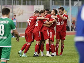 An dieses Bild haben sich die Anhänger des FC Coburg in den letzten Wochen bereits gewöhnt: Kollektiver Jubel bei den Landesliga-Kickern. Mit einer beeindruckenden Bilanz von fünf Siegen aus den letzten sechs Spielen ist dem Team um Spielmacher Eric Heinze (Zweiter von rechts) die Teilnahme an den Playoff-Spielen zur Bayernliga im Frühjahr 2022 kaum noch zu nehmen.