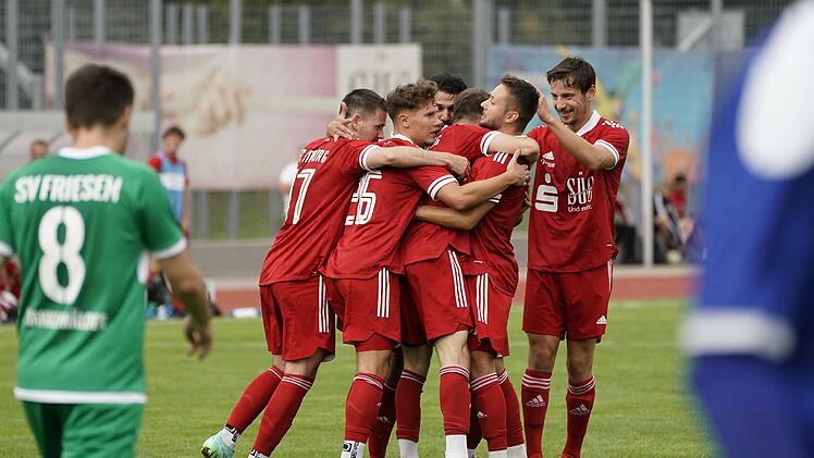 An dieses Bild haben sich die Anhänger des FC Coburg in den letzten Wochen bereits gewöhnt: Kollektiver Jubel bei den Landesliga-Kickern. Mit einer beeindruckenden Bilanz von fünf Siegen aus den letzten sechs Spielen ist dem Team um Spielmacher Eric Heinze (Zweiter von rechts) die Teilnahme an den Playoff-Spielen zur Bayernliga im Frühjahr 2022 kaum noch zu nehmen.