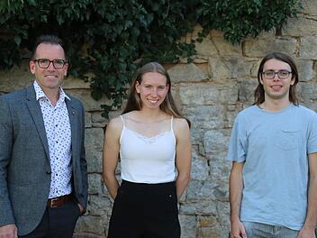 Bürgermeister René Gerner ehrte im Namen der Gemeinde Elisa Eich und Elias Schrapel für ihre hervorragenden Noten.