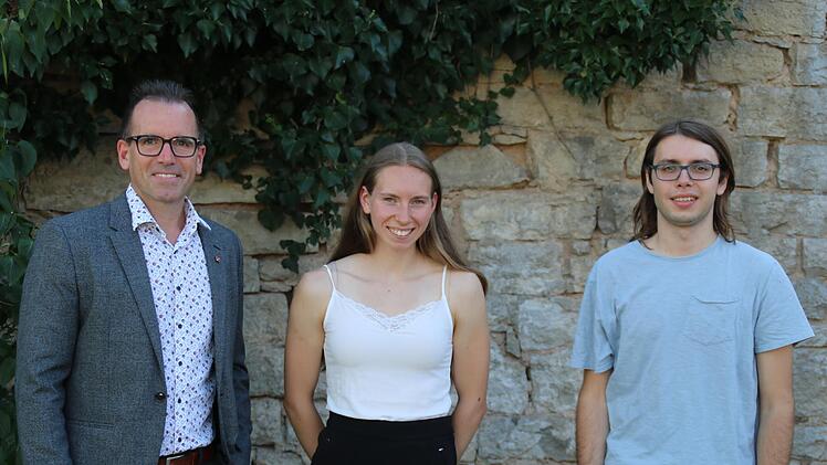 Bürgermeister René Gerner ehrte im Namen der Gemeinde Elisa Eich und Elias Schrapel für ihre hervorragenden Noten.