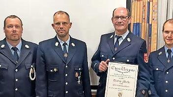 Von links: 2. Kommandant Holger Börner, 1. Kommandant Michael Greger, Ehrenkommandant Dieter Muth, Kreisbrandmeister Bastian Markert.
